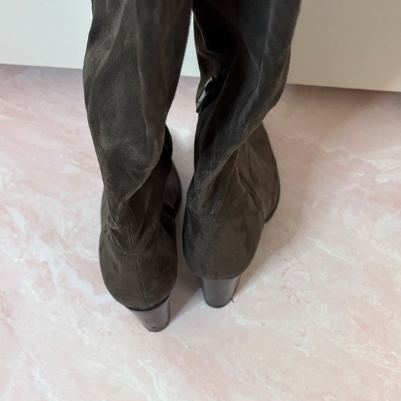 Women's Gray Suede Knee-High Boots. - Picture 3 of 10